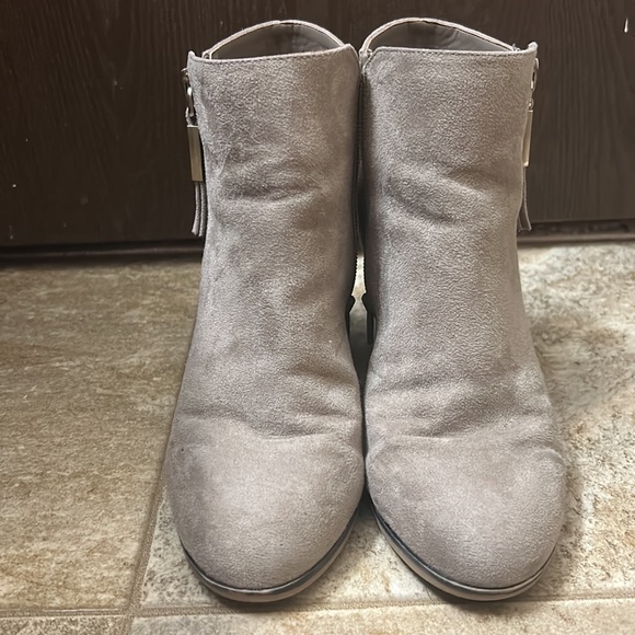 Size 8 taupe heel boot - Picture 2 of 6